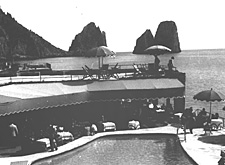 Sulla piscina di Gracie Fields  ascoltando Van Wood tra Faruk, Orson Welles e Soraya