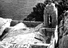 Davanti all'eremo di Cetrella un uomo maestoso parla tra cielo e mare